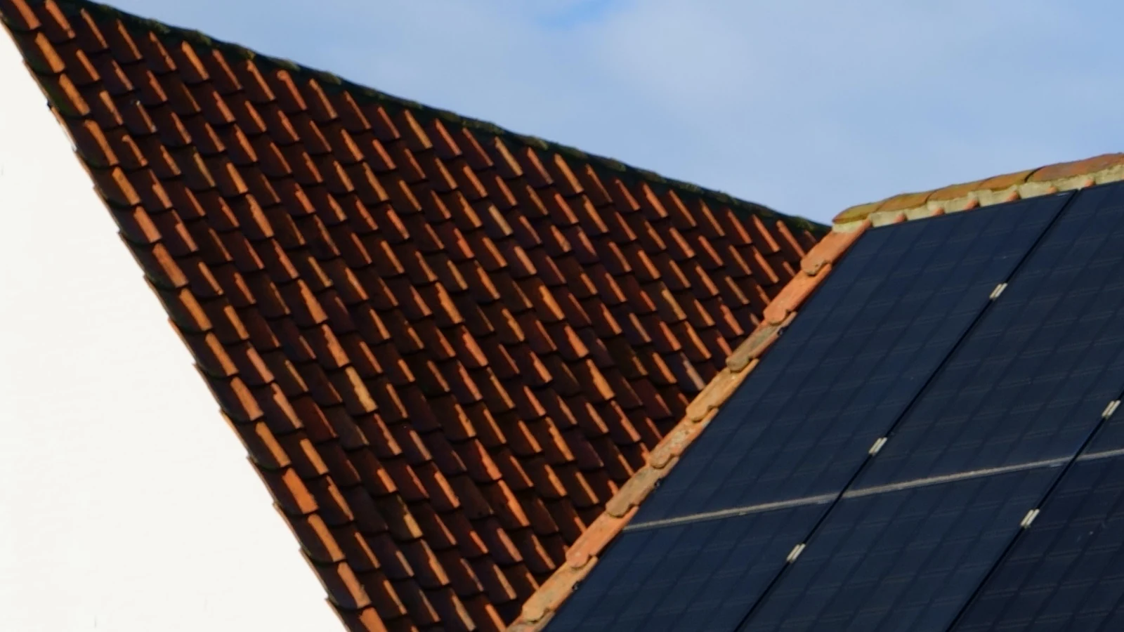 Panneaux photovoltaïques posés sur une toiture résidentielle en tuiles