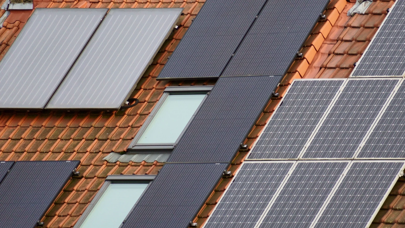 Installation photovoltaïque achevée sur une toiture résidentielle en tuiles