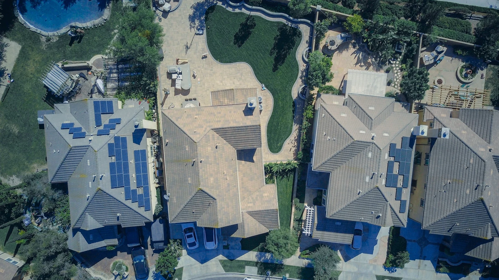 Maisons équipées de panneaux solaires illustrant le pilotage de l’autoconsommation